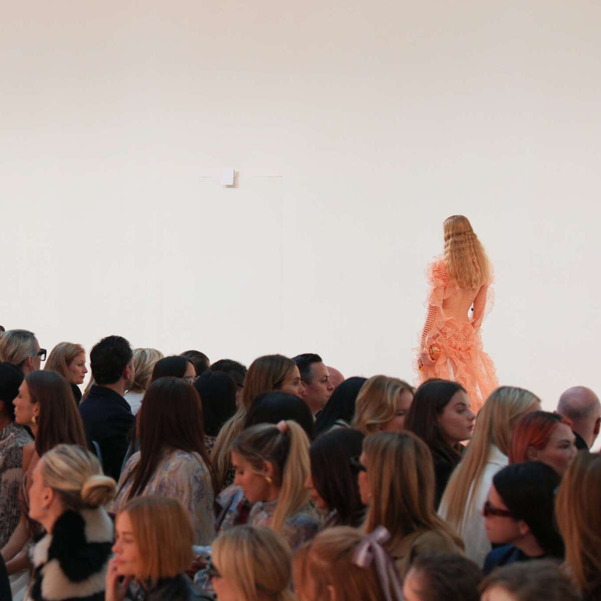 ÉTÉ LÉGER : QUAND LA MODE FAIT TOMBER LE&nbsp;MASQUE